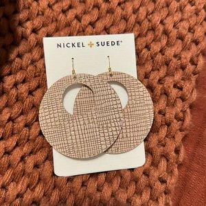 Nickel and Suede leather rose trellis novas